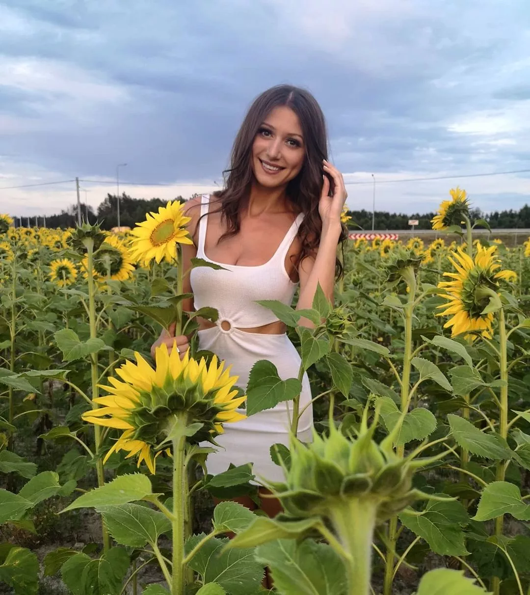 Kuszący dekolt artystki disco polo w „słonecznikowej” sesji. Ponętny van Gogh!